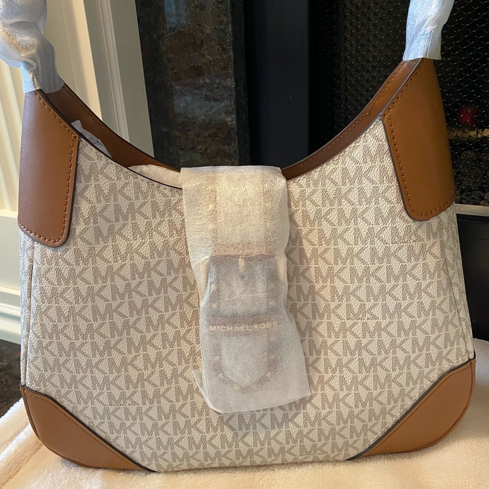 MICHAEL KORS Ilillian Medium Shoulder Bag - Picture 16 of 16